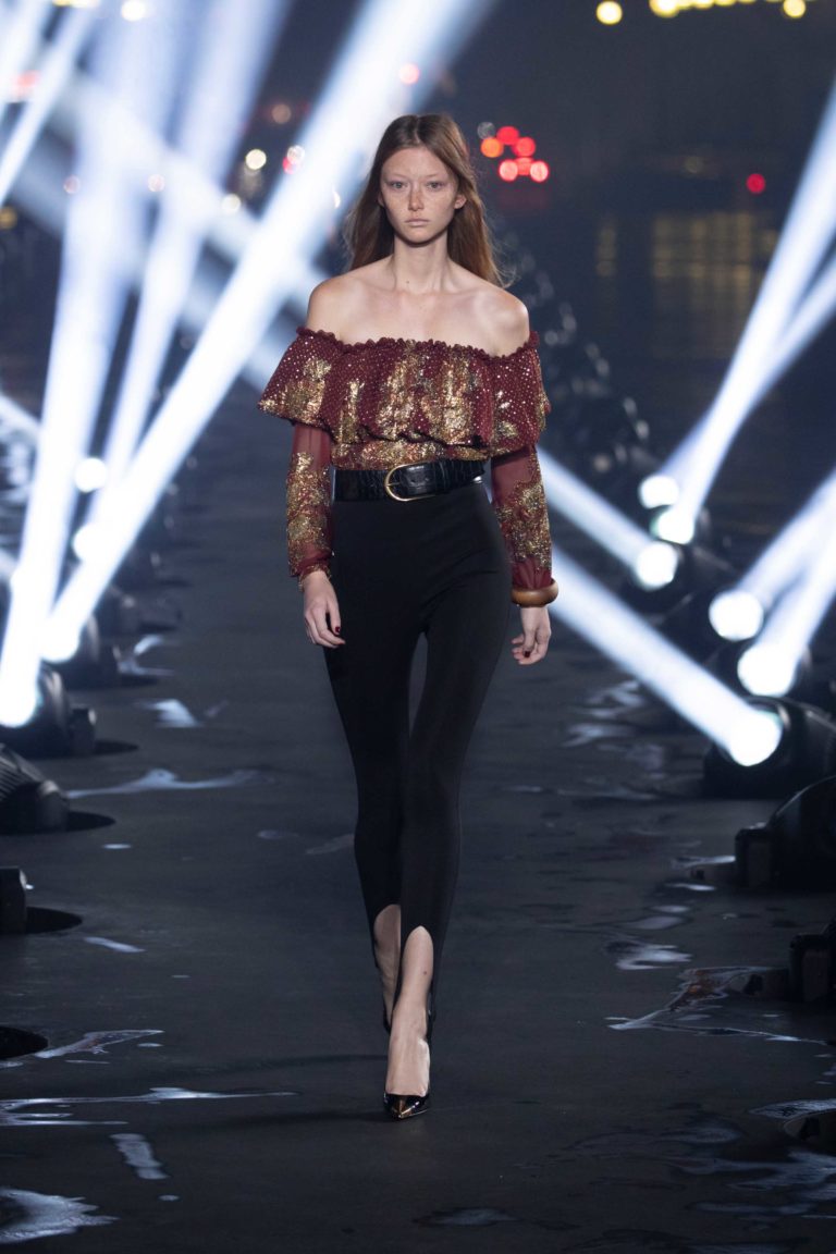 FASHIONWEEK DE PARIS DÉFILÉ YVES ST LAURENT PRINTEMPS/ÉTÉ 2020 : pluie ...