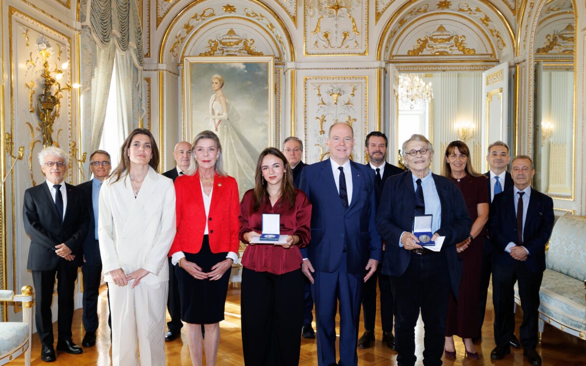 Fürst Albert II., Prinzessin Caroline von Hannover in roter Jacke und Charlotte Casiraghi in weißem Anzug mit den Preisträgern Daniel Pennac und Soundouss Chraïbi im Fürstenpalast von Monaco - Photo: Michaël Alesi / Palais princier