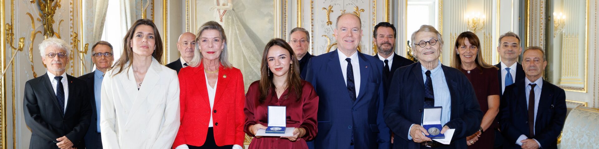 Fürst Albert II., Prinzessin Caroline von Hannover in roter Jacke und Charlotte Casiraghi in weißem Anzug mit den Preisträgern Daniel Pennac und Soundouss Chraïbi im Fürstenpalast von Monaco - Photo: Michaël Alesi / Palais princier