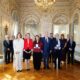 Fürst Albert II., Prinzessin Caroline von Hannover in roter Jacke und Charlotte Casiraghi in weißem Anzug mit den Preisträgern Daniel Pennac und Soundouss Chraïbi im Fürstenpalast von Monaco - Photo: Michaël Alesi / Palais princier