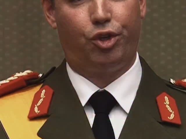 Großherzog Guillaume von Luxemburg in zeremonieller Uniform mit gelber Schärpe spricht zu Mikrofonen - ein Jahr Trounwissel