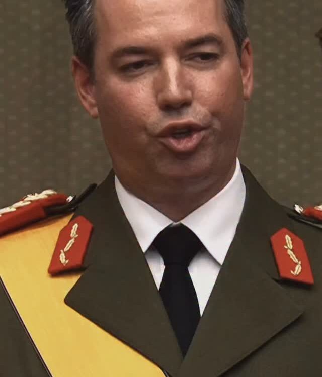 Großherzog Guillaume von Luxemburg in zeremonieller Uniform mit gelber Schärpe spricht zu Mikrofonen - ein Jahr Trounwissel