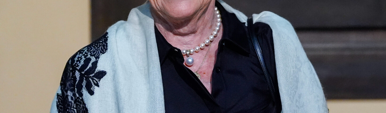 Königin Sonja von Norwegen lächelt in schwarzem Hemd mit Perlenkette und hellem Schal mit schwarzer Spitze bei der Eröffnung der Ausstellung Munch-Picasso in Malaga - Foto: Det kongelige hoff