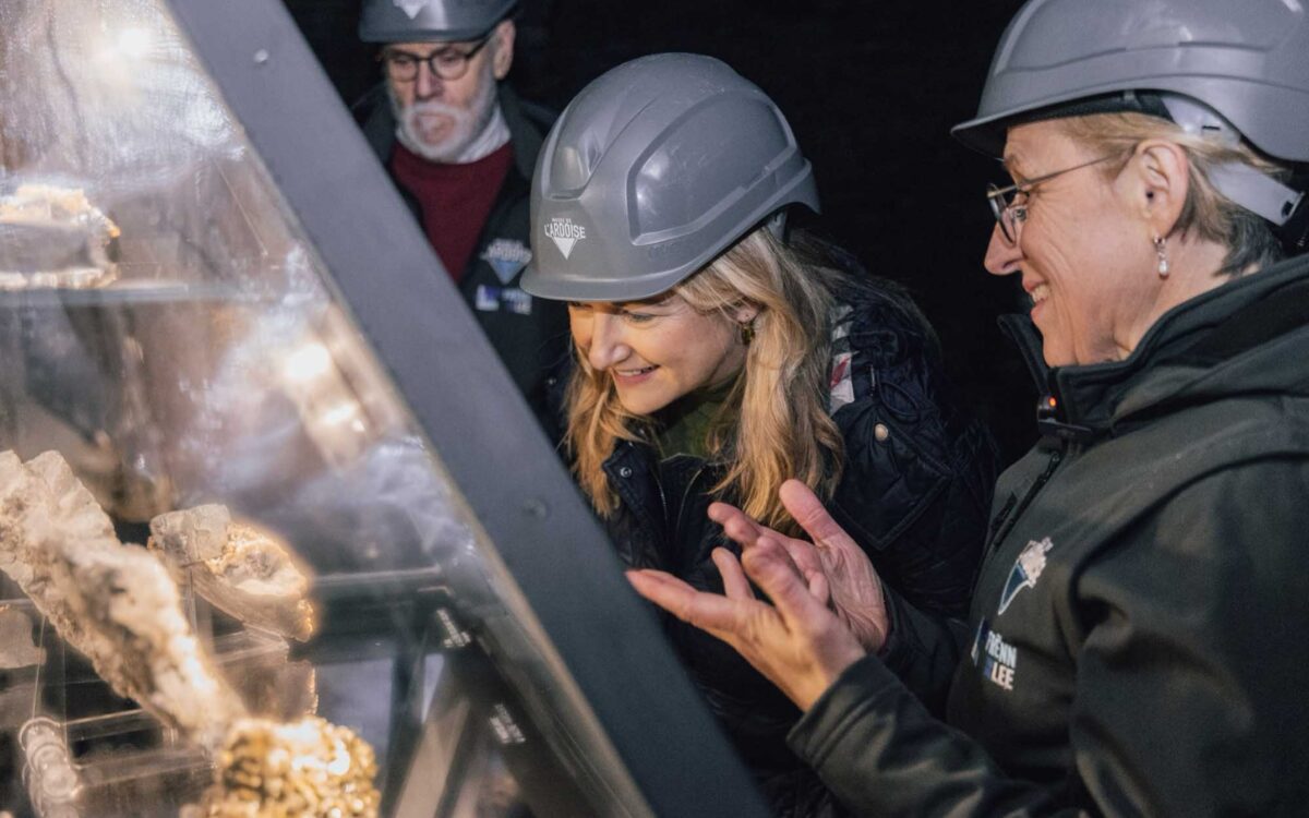 Grossherzogin Stephanie von Luxemburg laechelt im grauen Schutzhelm, waehrend sie Gesteinsstuecke in einer Vitrine des Schiefermuseums in Haut-Martelange betrachtet - Photo: Maison du Grand-Duc