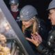 Grossherzogin Stephanie von Luxemburg laechelt im grauen Schutzhelm, waehrend sie Gesteinsstuecke in einer Vitrine des Schiefermuseums in Haut-Martelange betrachtet - Photo: Maison du Grand-Duc