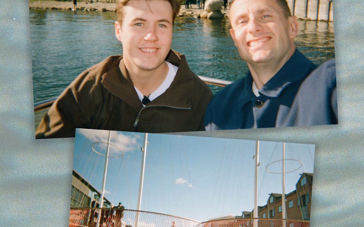 Kronprinz Christian lacht mit Benjamin Hav in einem Film-Selfie am Hafen von Kopenhagen, darunter die Ringbruecke Cirkelbroen - Photo: Kongehuset