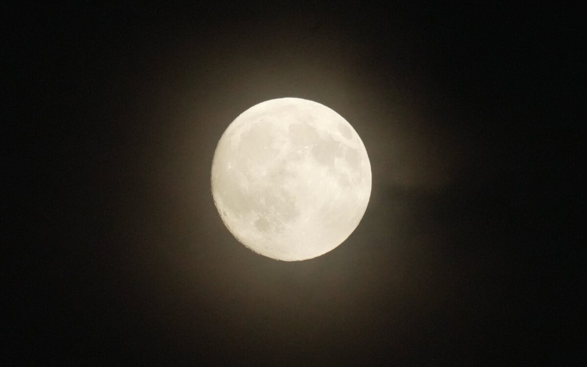 VOLLMOND-ZAUBER über dem Kaiserpalast! Japans Kaiserhaus teilt Traum-Foto des Herbstmondes