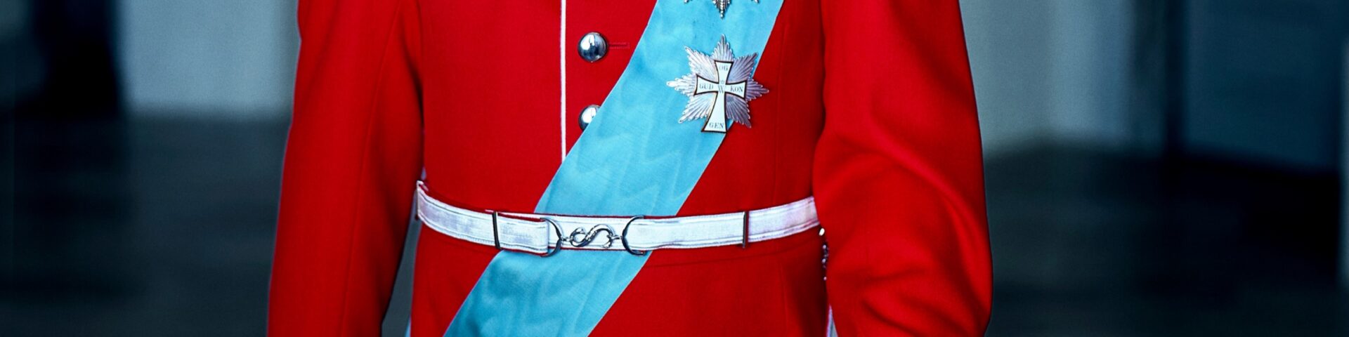 Kronprinz Christian in scharlachroter Galauniform mit hellblauer Elefantenorden-Scherpe und Großkommandeurkreuz auf Amalienborg - Photo: Kongehuset