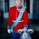 Kronprinz Christian in scharlachroter Galauniform mit hellblauer Elefantenorden-Scherpe und Großkommandeurkreuz auf Amalienborg - Photo: Kongehuset
