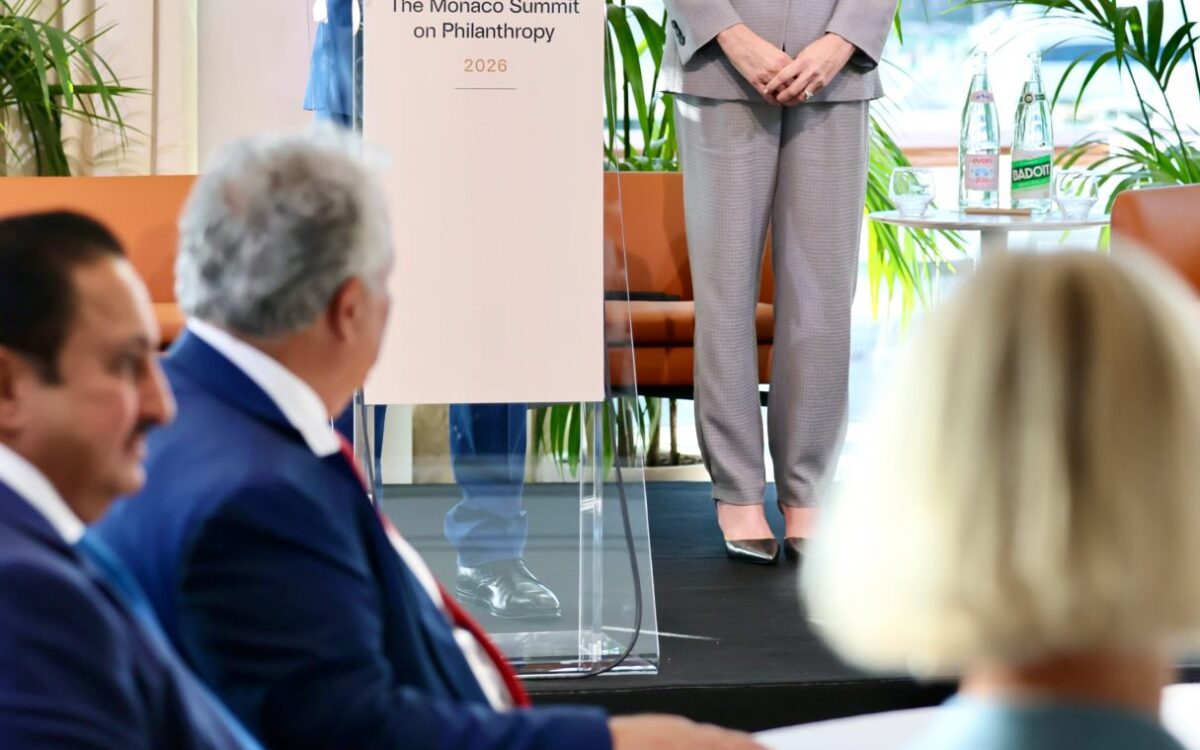 Fürst Albert II von Monaco spricht beim ersten Monaco Summit on Philanthropy am Rednerpult, neben ihm Fürstin Charlène im eleganten grauen Anzug - Photo: Palais princier