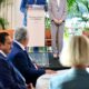 Fürst Albert II von Monaco spricht beim ersten Monaco Summit on Philanthropy am Rednerpult, neben ihm Fürstin Charlène im eleganten grauen Anzug - Photo: Palais princier