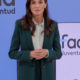 Koenigin Letizia von Spanien im dunkelgruenen Hosenanzug und heller Bluse vor blauem Fad-Juventud-Hintergrund, Videobotschaft zum 40. Jubilaeum der Stiftung - Photo: @fadjuventud