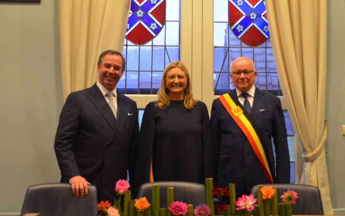 Grossherzog Guillaume und Grossherzogin Stephanie von Luxemburg posieren mit dem Buergermeister von Frasnes-lez-Anvaing vor bunten Glasfenstern im Rathaus von Anvaing - Photo: Commune de Frasnes-lez-Anvaing