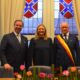 Grossherzog Guillaume und Grossherzogin Stephanie von Luxemburg posieren mit dem Buergermeister von Frasnes-lez-Anvaing vor bunten Glasfenstern im Rathaus von Anvaing - Photo: Commune de Frasnes-lez-Anvaing
