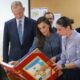 König Felipe VI. und Königin Letizia lesen mit einer Lehrerin das große rote Schulbuch La Constitucion de Nuestro Cole in der Schule Vicente Aleixandre in Ceuta - Photo: @casareal.es