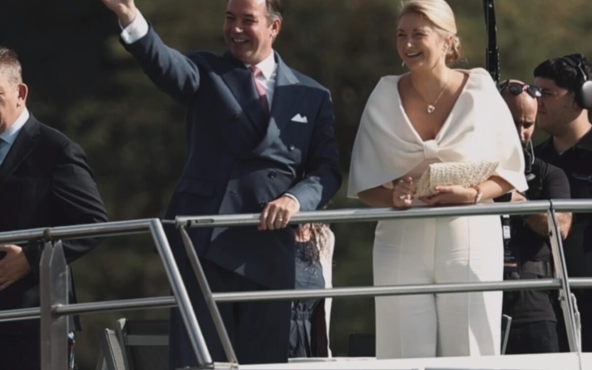 Großherzog Guillaume winkt vom Oberdeck der M.S. Princesse Marie-Astrid, Großherzogin Stephanie strahlt in Weiß neben ihm - Foto: Maison du Grand-Duc via @courgrandducale