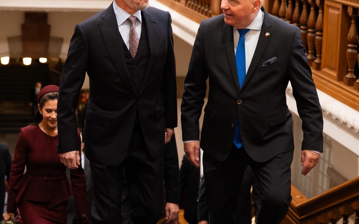 King Frederik X of Denmark and Folketinget Speaker Henrik Frandsen walk down the staircase at the opening of the Danish Parliament, followed by Queen Mary in burgundy — Photo: Kongehuset