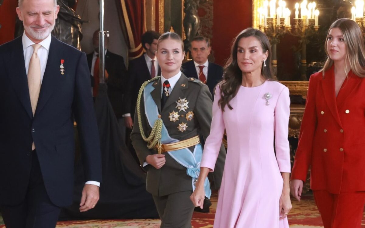König Felipe VI., Königin Letizia, Prinzessin Leonor und Infantin Sofia schreiten am Dia de la Fiesta Nacional durch einen prunkvollen Saal des Königspalasts von Madrid, die Königin in zartrosa, die Infantin in leuchtend Rot - Photo: @casareal.es