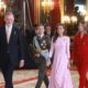König Felipe VI., Königin Letizia, Prinzessin Leonor und Infantin Sofia schreiten am Dia de la Fiesta Nacional durch einen prunkvollen Saal des Königspalasts von Madrid, die Königin in zartrosa, die Infantin in leuchtend Rot - Photo: @casareal.es