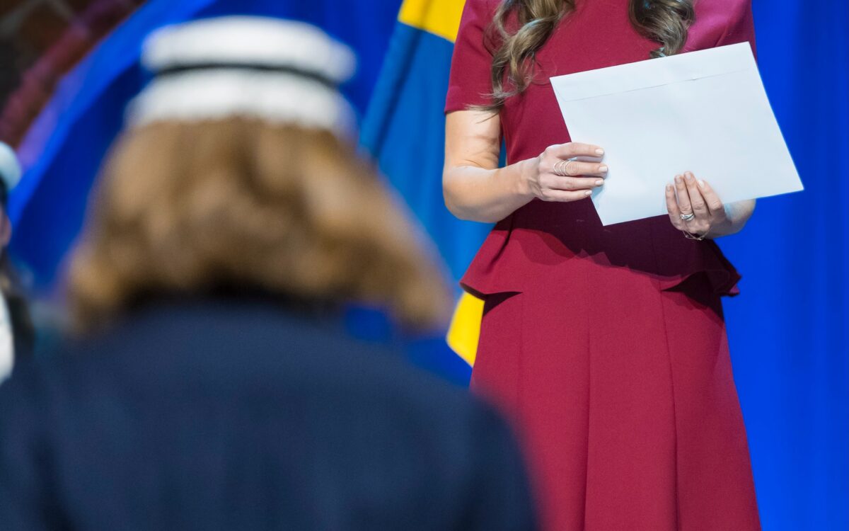 Prinzessin Sofia laechelt im bordeauxroten Kleid im Blauen Saal in Stockholm bei der Abschlussfeier des Sophiahemmet - Foto: Henric Wauge und Pelle T. Nilsson/SPA