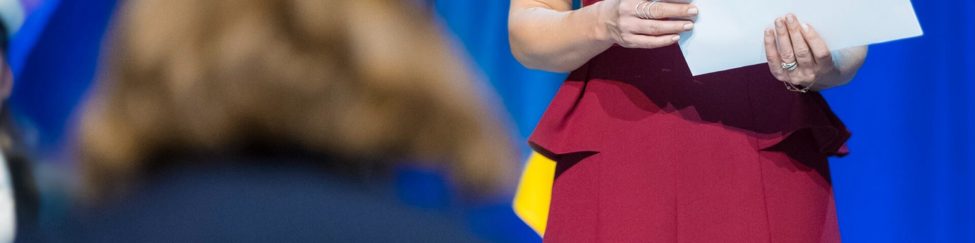 Prinzessin Sofia laechelt im bordeauxroten Kleid im Blauen Saal in Stockholm bei der Abschlussfeier des Sophiahemmet - Foto: Henric Wauge und Pelle T. Nilsson/SPA