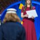 Prinzessin Sofia laechelt im bordeauxroten Kleid im Blauen Saal in Stockholm bei der Abschlussfeier des Sophiahemmet - Foto: Henric Wauge und Pelle T. Nilsson/SPA