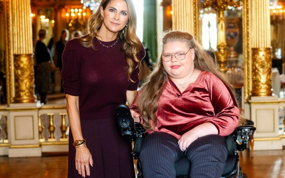 Prinzessin Madeleine von Schweden neben der 13-jährigen Bonnie im Rollstuhl im goldenen Saal des Königspalasts - Photo: Kungahuset