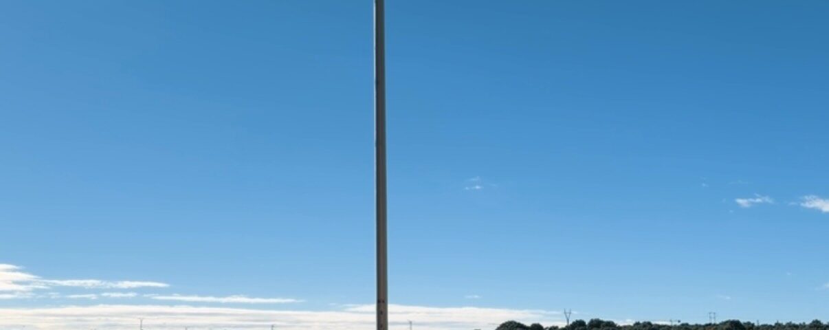 Die spanische Nationalflagge weht an einem Fahnenmast über den gepflegten Gärten des Palacio de la Zarzuela bei strahlend blauem Himmel — Photo: @casareal.es