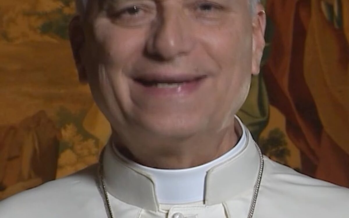 Pope Leo XIV in a white cassock smiling to camera in front of a religious painting, inviting young people to Seoul for World Youth Day - Photo: @pontifex