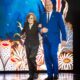Fürst Albert II von Monaco im blauen Anzug Arm in Arm mit Ozeanforscherin Sylvia Earle vor leuchtenden Korallen in der Salle des Etoiles in Monte Carlo - Photo: Frederic Nebinger / Palais princier