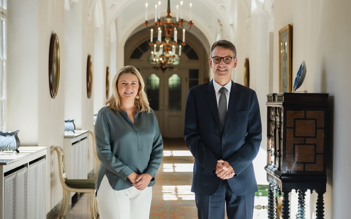 Großherzogin Stéphanie von Luxemburg mit dem neuen Generaldirektor des Luxemburger Roten Kreuzes Marc Wagener auf Schloss Berg — Photo: Cour grand-ducale