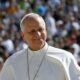Papst Leo XIV. lächelt warmherzig in die Kamera vor einer unscharfen Menschenmenge — Photo: @pontifex