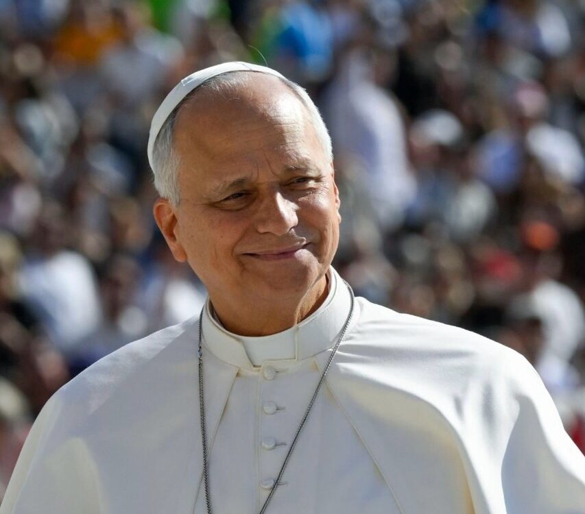 Papst Leo XIV. lächelt warmherzig in die Kamera vor einer unscharfen Menschenmenge — Photo: @pontifex