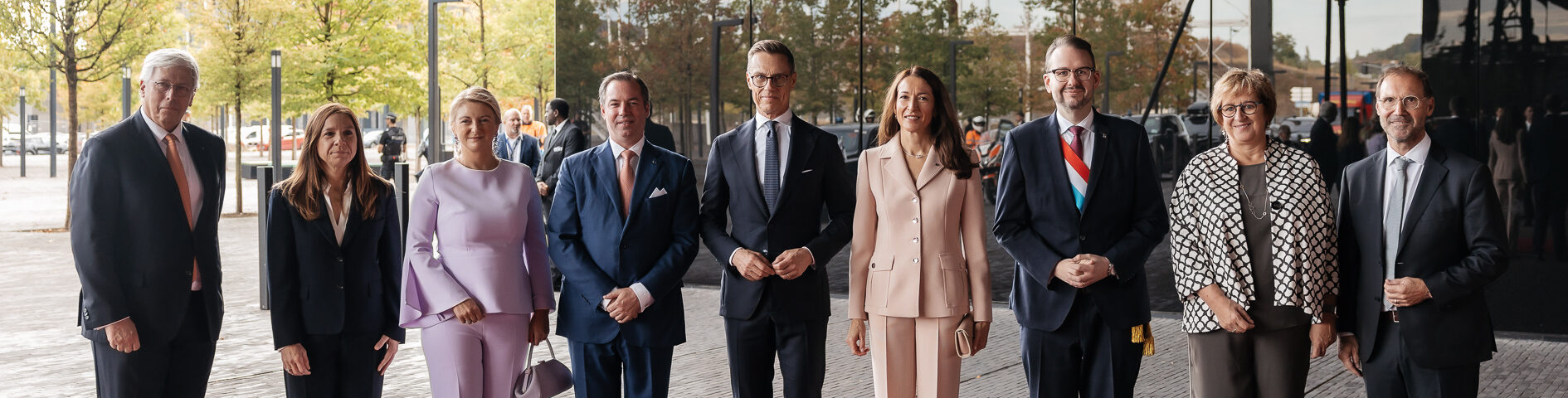 Die beiden Herrscherpaare posieren mit ihren Gästen auf dem roten Teppich vor einem modernen Glasgebäude zum Abschluss des finnischen Staatsbesuchs in Luxemburg — Photo: Kary Barthelmey / Maison du Grand-Duc