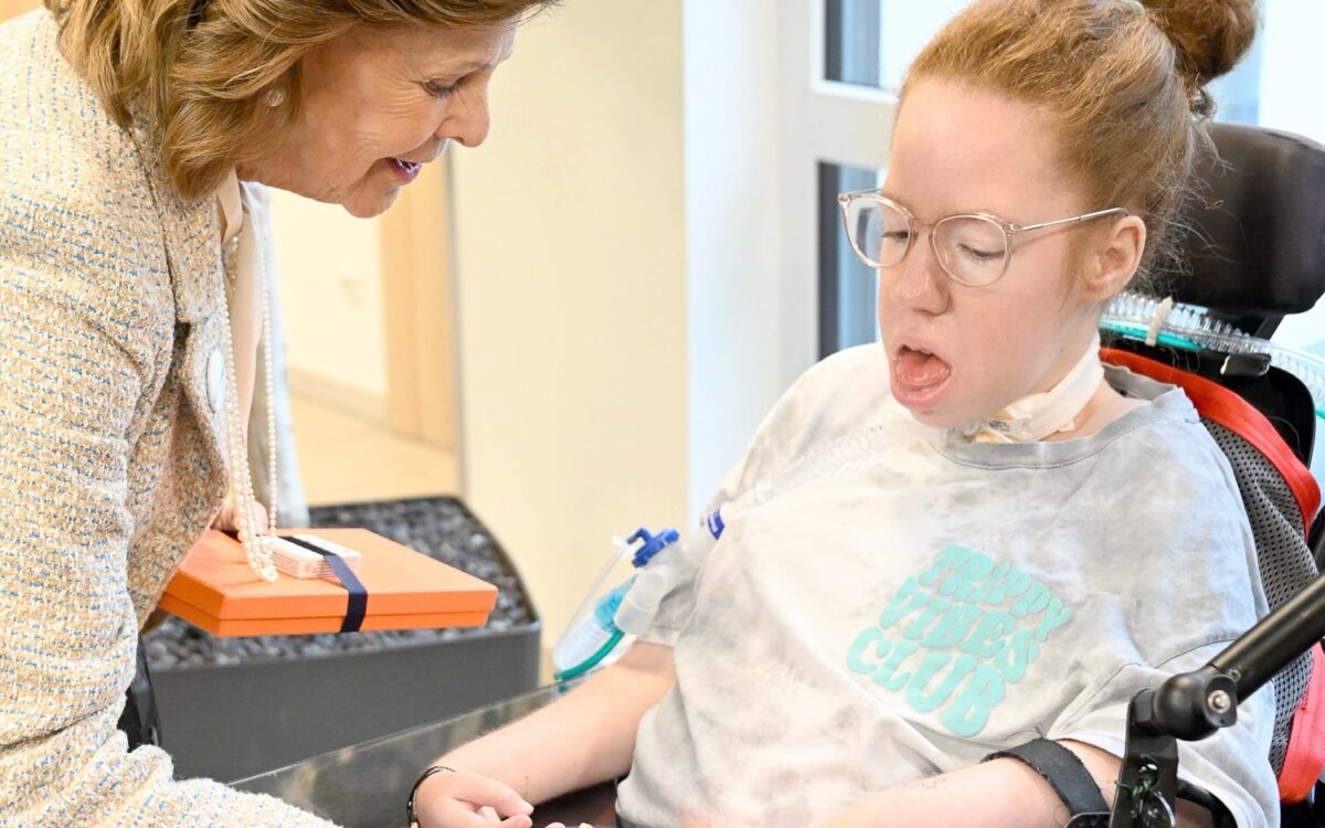 Königin Silvia von Schweden überreicht einem jungen Patienten des Kinder- und Jugendhospizes Regenbogenland in Düsseldorf ein Geschenk - Foto: Michael Tinnefeld/Regenbogenland