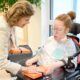Königin Silvia von Schweden überreicht einem jungen Patienten des Kinder- und Jugendhospizes Regenbogenland in Düsseldorf ein Geschenk - Foto: Michael Tinnefeld/Regenbogenland