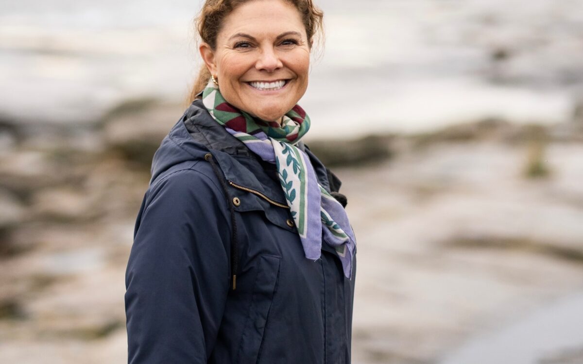 Kronprinzessin Victoria laechelt auf den Steinplatten der Hohen Kueste in Schweden - Foto: Sara Friberg/Kungl. Hovstaterna