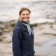 Kronprinzessin Victoria laechelt auf den Steinplatten der Hohen Kueste in Schweden - Foto: Sara Friberg/Kungl. Hovstaterna