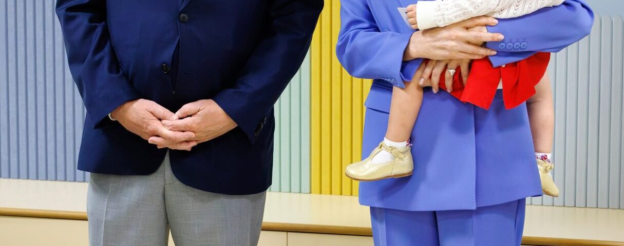 Fürst Albert II. und Fürstin Charlène bei der Einweihung der Kinderkrippe Ida in Monaco, die Fürstin hält ein Kleinkind im Arm - Photo: Palais princier