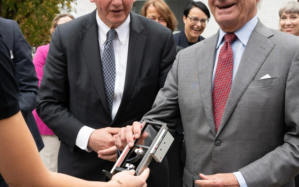 König Carl XVI. Gustaf prüft Präzisionstechnik während der Königlichen Technologie-Mission in der Schweiz und Deutschland - Foto: Eric Cronberg