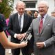 König Carl XVI. Gustaf prüft Präzisionstechnik während der Königlichen Technologie-Mission in der Schweiz und Deutschland - Foto: Eric Cronberg