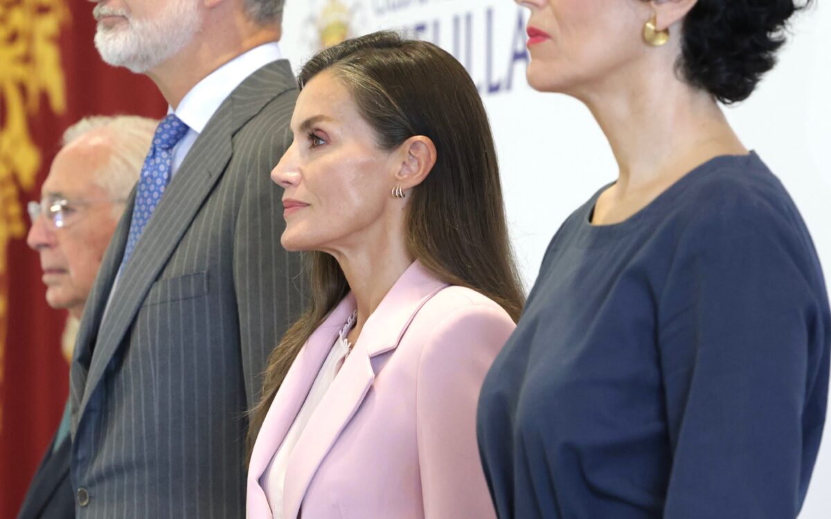 Koenig Felipe VI. im grauen Nadelstreifenanzug und Koenigin Letizia im hellrosa Blazer im Profil beim Empfang fuer die Gesellschaft von Melilla - Photo: @casareal.es