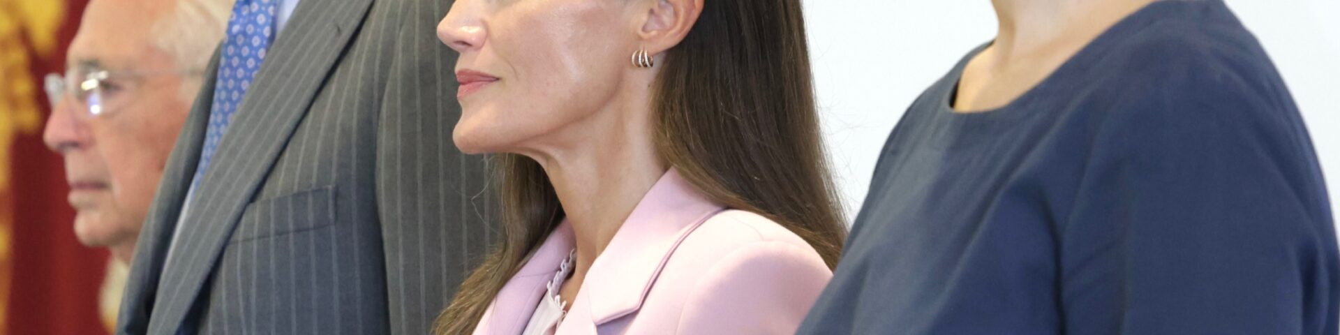 Koenig Felipe VI. im grauen Nadelstreifenanzug und Koenigin Letizia im hellrosa Blazer im Profil beim Empfang fuer die Gesellschaft von Melilla - Photo: @casareal.es