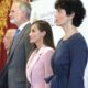 Koenig Felipe VI. im grauen Nadelstreifenanzug und Koenigin Letizia im hellrosa Blazer im Profil beim Empfang fuer die Gesellschaft von Melilla - Photo: @casareal.es