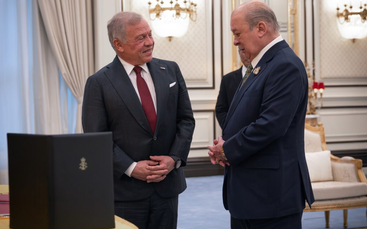König Abdullah II. von Jordanien lächelt im Gespräch mit Sultan Ibrahim, König von Malaysia, in einem prunkvollen Saal des Istana Negara in Kuala Lumpur beim Staatsbesuch in Malaysia - Photo: @rhcjo