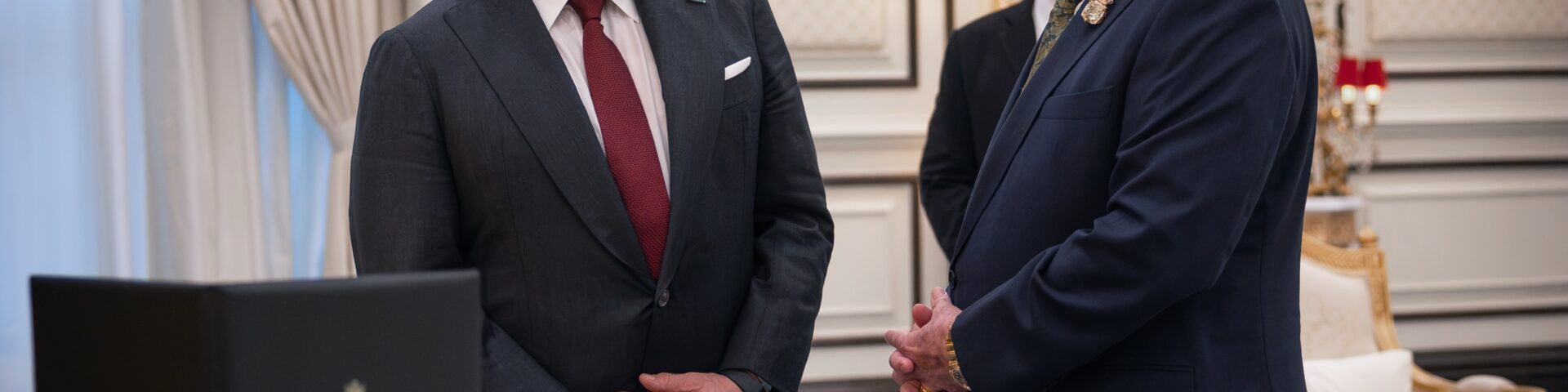 König Abdullah II. von Jordanien lächelt im Gespräch mit Sultan Ibrahim, König von Malaysia, in einem prunkvollen Saal des Istana Negara in Kuala Lumpur beim Staatsbesuch in Malaysia - Photo: @rhcjo