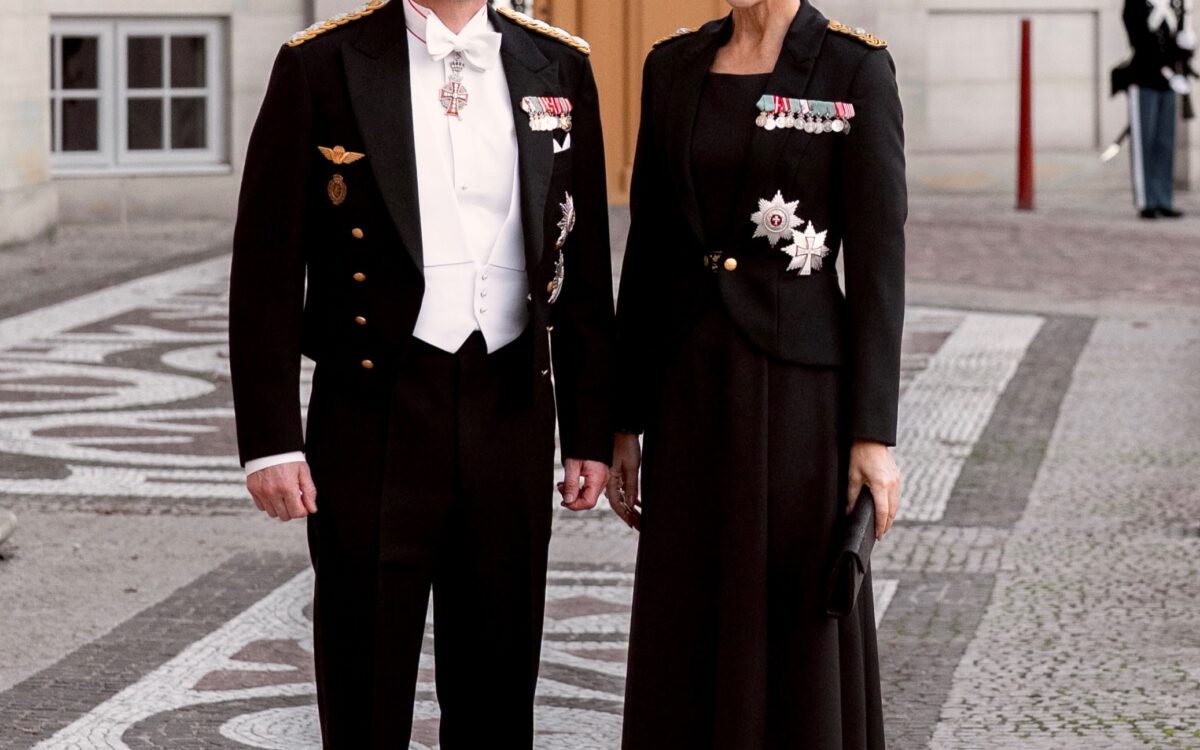 König Frederik X. und Königin Mary in festlicher Uniform mit glitzernden Orden vor den goldenen Türen des Palasts Christian VII. auf Schloss Amalienborg — Photo: Kongehuset