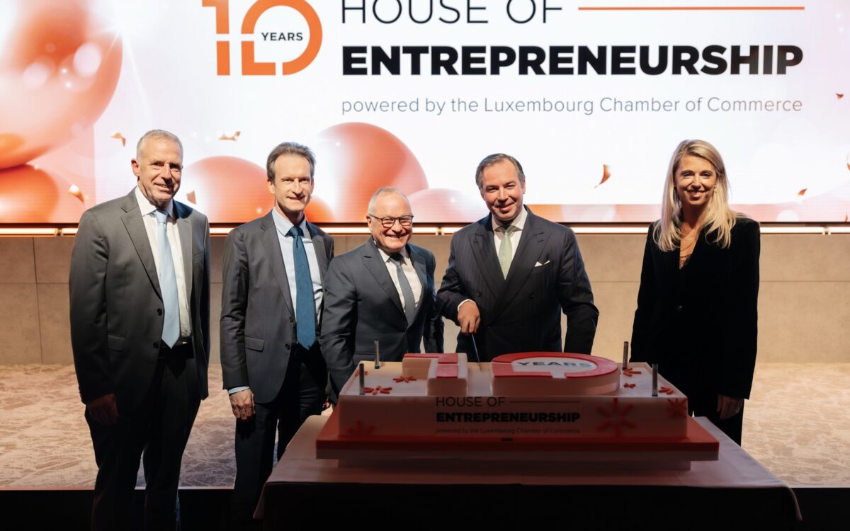 Grand-Duc Guillaume von Luxemburg schneidet laechelnd eine Torte in Form einer Zehn beim 10. Geburtstag vom House of Entrepreneurship in Luxemburg an - Photo: Maison du Grand-Duc / Kary Barthelmey