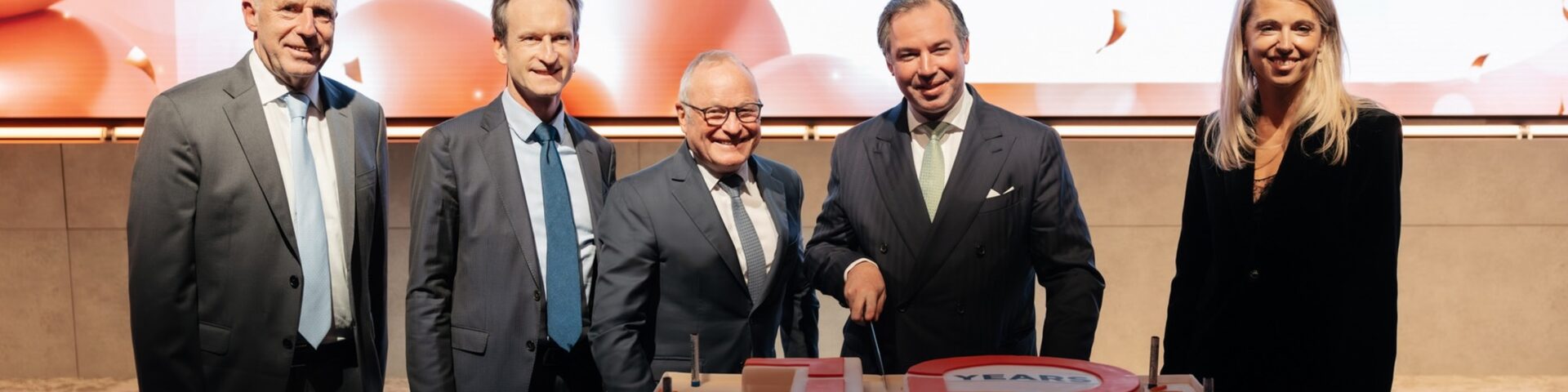 Grand-Duc Guillaume von Luxemburg schneidet laechelnd eine Torte in Form einer Zehn beim 10. Geburtstag vom House of Entrepreneurship in Luxemburg an - Photo: Maison du Grand-Duc / Kary Barthelmey