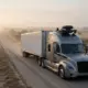 Fahrerloser Aurora-Sattelschlepper fährt bei Sonnenaufgang über eine texanische Frachtstrecke